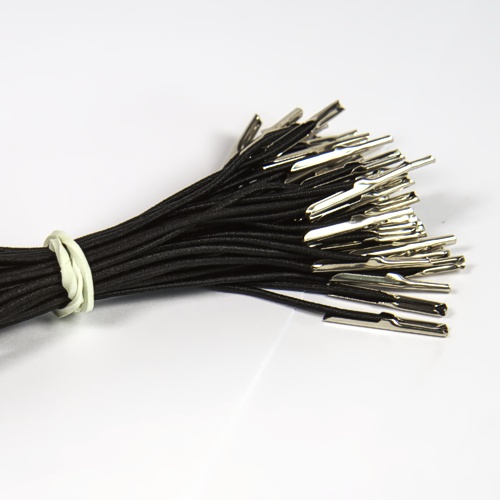 Czarne gumki tekstylne z metalowymi końcówkami