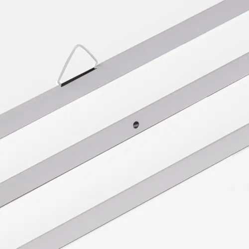 Białe listwy do kalendarzy z zawieszką, z otworem i listwa dolna.