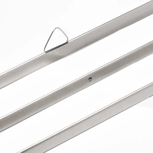 Srebrne (blacha ocynowana) listwy do kalendarzy z zawieszką, z otworem i listwa dolna.