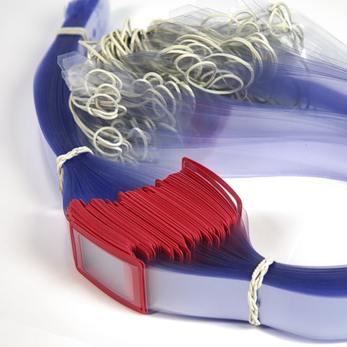 Okienka typu P przewlakene przez pasek, twarda folia 130 µm, pasek z gumką recepturką