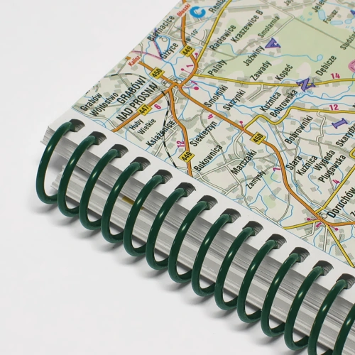 Straßenatlas mit einer grünen PVC-Kunststoffspirale gebunden.