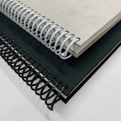 Kołonotatnik oprawiony w plastikową spiralę wkręcaną