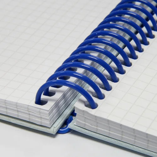 Kołonotatnik oprawiony w niebieską spiralę wkręcaną PVC