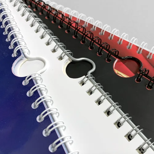Spirale zamykane do oprawy kalendarzy wielokartkowych z zawieszką.