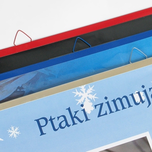 Kalendarze i plakaty oprawione w listwy z zawieszką