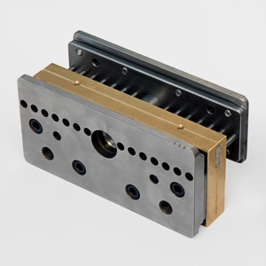 Kostka narzędzia perforujacego, otwory okrągłe, z wycięciem pod zawieszkę