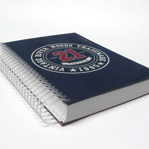 Kołonotatnik oprawiony w przezroczystą wkręcaną spiralę PVC